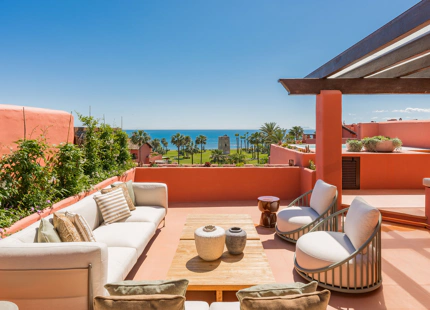 IMPRESIONANTE ÁTICO DÚPLEX DE 3 DORMITORIOS EN LA NUEVA MILLA DE ORO DE ESTEPONA