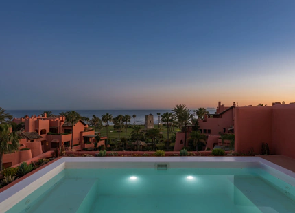 IMPRESIONANTE ÁTICO DÚPLEX DE 3 DORMITORIOS EN LA NUEVA MILLA DE ORO DE ESTEPONA
