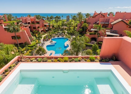 IMPRESIONANTE ÁTICO DÚPLEX DE 3 DORMITORIOS EN LA NUEVA MILLA DE ORO DE ESTEPONA