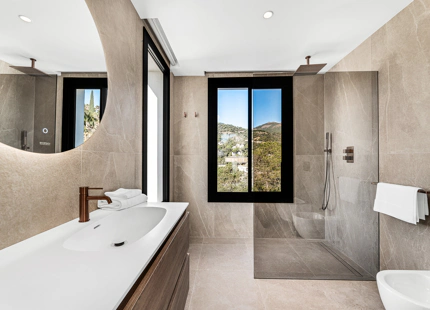 VILLA CONTEMPORÁNEA DE LUJO CON VISTAS PANORÁMICAS AL MAR EN EL MADROÑAL