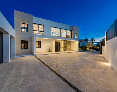 Villa for sale in El Madroñal, Benahavis