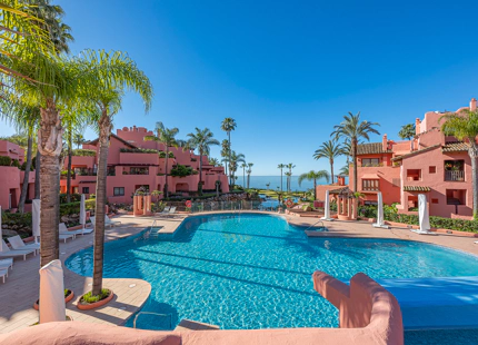 APARTAMENTO DE LUJO EN PLANTA INTERMEDIA EN LA NUEVA MILLA DE ORO DE ESTEPONA