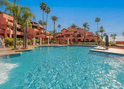 ELEGANTE APARTAMENTO DE 3 DORMITORIOS EN PLANTA BAJA EN ESTEPONA