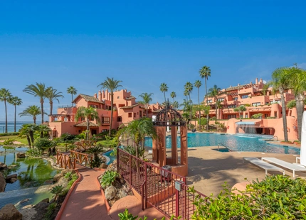 ELEGANTE APARTAMENTO DE 3 DORMITORIOS EN PLANTA BAJA EN ESTEPONA