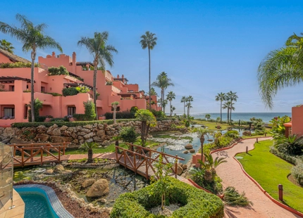 ELEGANTE APARTAMENTO DE 3 DORMITORIOS EN PLANTA BAJA EN ESTEPONA