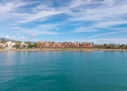 ELEGANTE APARTAMENTO DE 3 DORMITORIOS EN PLANTA BAJA EN ESTEPONA