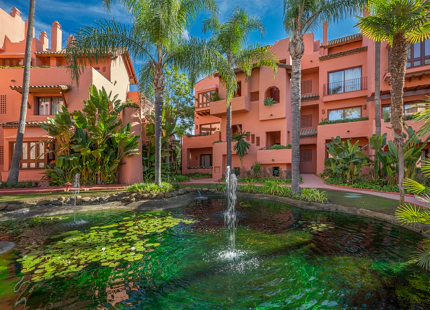 ELEGANTE APARTAMENTO DE 3 DORMITORIOS EN PLANTA BAJA EN ESTEPONA