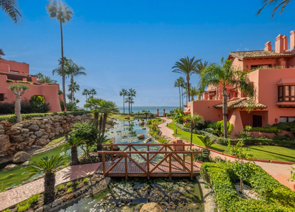 ELEGANTE APARTAMENTO DE 3 DORMITORIOS EN PLANTA BAJA EN ESTEPONA