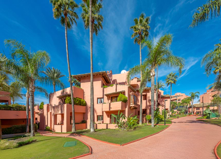 ELEGANTE APARTAMENTO DE 3 DORMITORIOS EN PLANTA BAJA EN ESTEPONA
