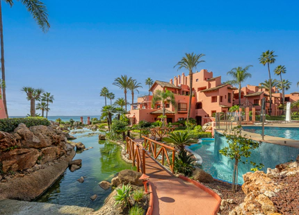 ELEGANTE APARTAMENTO DE 3 DORMITORIOS EN PLANTA BAJA EN ESTEPONA