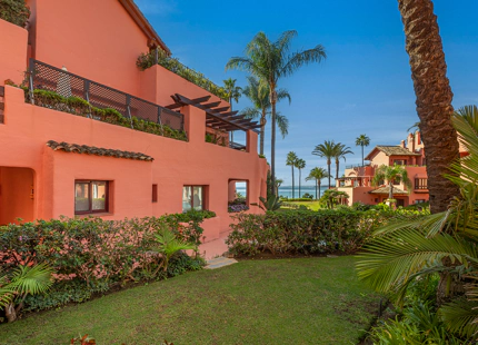 ELEGANTE APARTAMENTO DE 3 DORMITORIOS EN PLANTA BAJA EN ESTEPONA