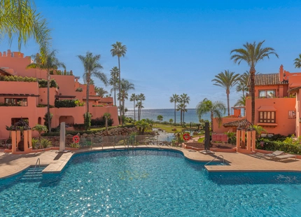 ELEGANTE APARTAMENTO DE 3 DORMITORIOS EN PLANTA BAJA EN ESTEPONA