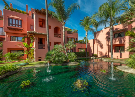 ELEGANTE APARTAMENTO DE 3 DORMITORIOS EN PLANTA BAJA EN ESTEPONA