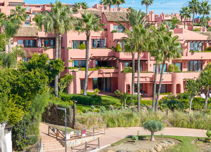 ELEGANTE APARTAMENTO DE 3 DORMITORIOS EN PLANTA BAJA EN ESTEPONA