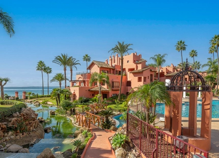 ELEGANTE APARTAMENTO DE 3 DORMITORIOS EN PLANTA BAJA EN ESTEPONA
