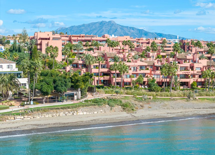 ELEGANTE APARTAMENTO DE 3 DORMITORIOS EN PLANTA BAJA EN ESTEPONA