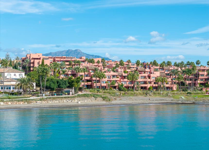 ELEGANTE APARTAMENTO DE 3 DORMITORIOS EN PLANTA BAJA EN ESTEPONA