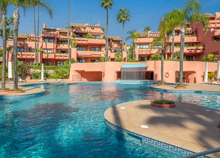 ELEGANTE APARTAMENTO DE 3 DORMITORIOS EN PLANTA BAJA EN ESTEPONA