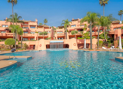 ELEGANTE APARTAMENTO DE 3 DORMITORIOS EN PLANTA BAJA EN ESTEPONA