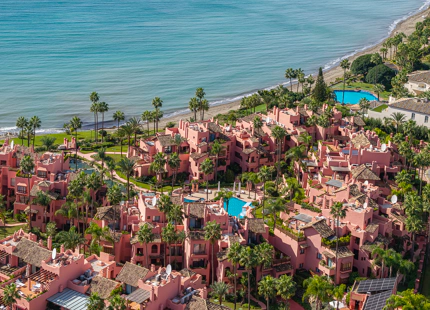 ELEGANTE APARTAMENTO DE 3 DORMITORIOS EN PLANTA BAJA EN ESTEPONA