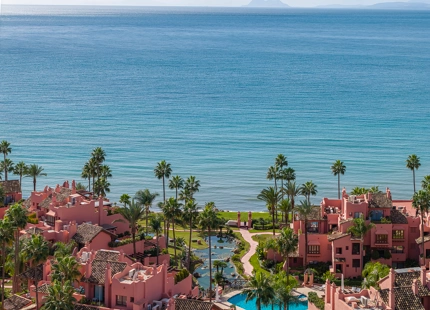ELEGANTE APARTAMENTO DE 3 DORMITORIOS EN PLANTA BAJA EN ESTEPONA