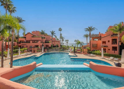 ELEGANTE APARTAMENTO DE 3 DORMITORIOS EN PLANTA BAJA EN ESTEPONA