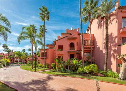 ELEGANTE APARTAMENTO DE 3 DORMITORIOS EN PLANTA BAJA EN ESTEPONA
