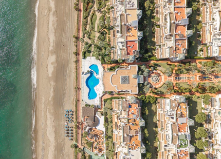 ÁTICO DE LUJO CON TERRAZA PRIVADA EN LA AZOTEA EN LA NUEVA MILLA DE ORO DE ESTEPONA