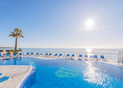 ÁTICO DE LUJO CON TERRAZA PRIVADA EN LA AZOTEA EN LA NUEVA MILLA DE ORO DE ESTEPONA