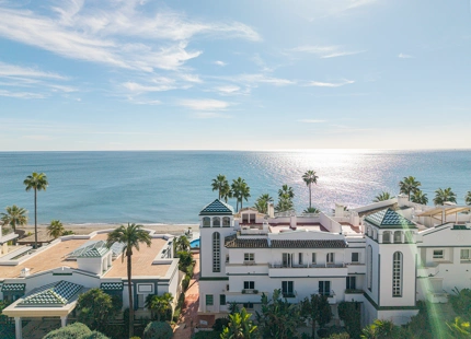 ÁTICO DE LUJO CON TERRAZA PRIVADA EN LA AZOTEA EN LA NUEVA MILLA DE ORO DE ESTEPONA