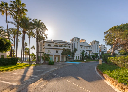ÁTICO DE LUJO CON TERRAZA PRIVADA EN LA AZOTEA EN LA NUEVA MILLA DE ORO DE ESTEPONA