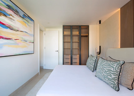 ÁTICO DE LUJO CON TERRAZA PRIVADA EN LA AZOTEA EN LA NUEVA MILLA DE ORO DE ESTEPONA