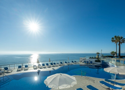 ÁTICO DE LUJO CON TERRAZA PRIVADA EN LA AZOTEA EN LA NUEVA MILLA DE ORO DE ESTEPONA