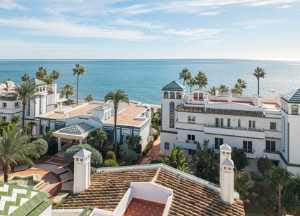 ÁTICO DE LUJO CON TERRAZA PRIVADA EN LA AZOTEA EN LA NUEVA MILLA DE ORO DE ESTEPONA