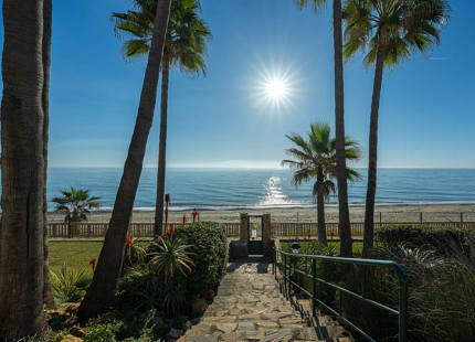 ÁTICO DE LUJO CON TERRAZA PRIVADA EN LA AZOTEA EN LA NUEVA MILLA DE ORO DE ESTEPONA