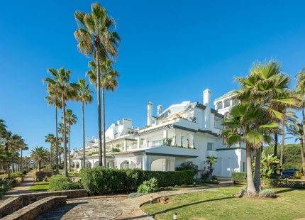 ÁTICO DE LUJO CON TERRAZA PRIVADA EN LA AZOTEA EN LA NUEVA MILLA DE ORO DE ESTEPONA