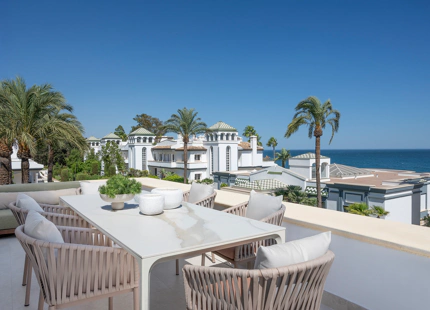 ÁTICO DE LUJO CON TERRAZA PRIVADA EN LA AZOTEA EN LA NUEVA MILLA DE ORO DE ESTEPONA