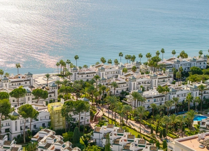 ÁTICO DE LUJO CON TERRAZA PRIVADA EN LA AZOTEA EN LA NUEVA MILLA DE ORO DE ESTEPONA