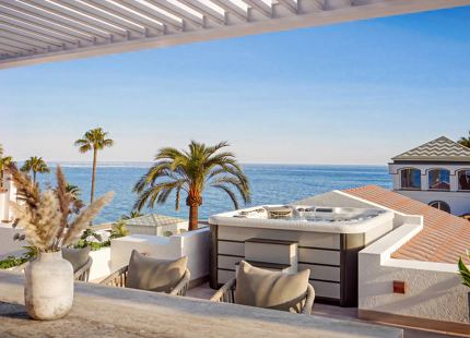 ÁTICO DE LUJO CON TERRAZA PRIVADA EN LA AZOTEA EN LA NUEVA MILLA DE ORO DE ESTEPONA