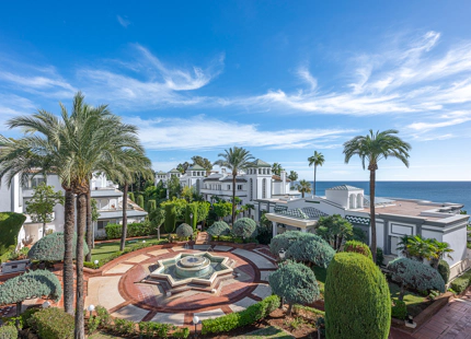 ÁTICO DE LUJO CON TERRAZA PRIVADA EN LA AZOTEA EN LA NUEVA MILLA DE ORO DE ESTEPONA