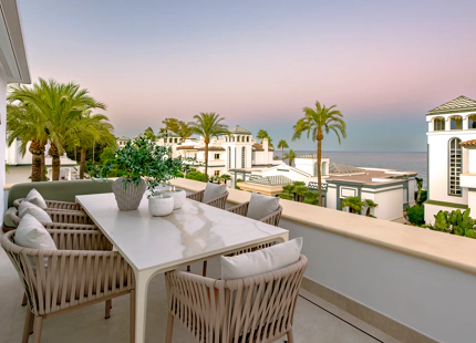 ÁTICO DE LUJO CON TERRAZA PRIVADA EN LA AZOTEA EN LA NUEVA MILLA DE ORO DE ESTEPONA