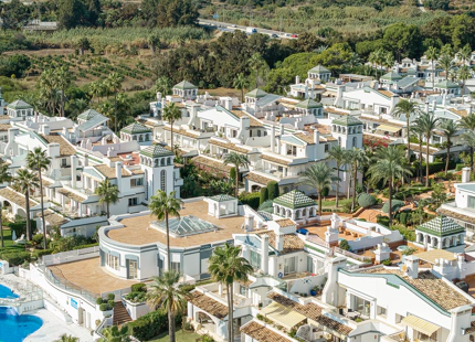 ÁTICO DE LUJO CON TERRAZA PRIVADA EN LA AZOTEA EN LA NUEVA MILLA DE ORO DE ESTEPONA
