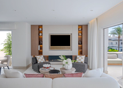 ÁTICO DE LUJO CON TERRAZA PRIVADA EN LA AZOTEA EN LA NUEVA MILLA DE ORO DE ESTEPONA