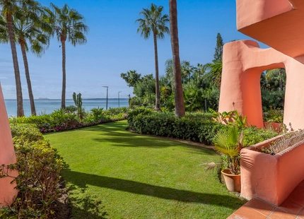 APARTAMENTO EN PLANTA BAJA CON TERRAZA PRIVADA EN ESTEPONA