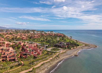 APARTAMENTO EN PLANTA BAJA CON TERRAZA PRIVADA EN ESTEPONA