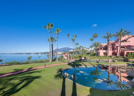 APARTAMENTO EN PLANTA BAJA CON TERRAZA PRIVADA EN ESTEPONA