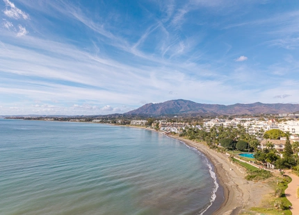 APARTAMENTO EN PLANTA BAJA CON TERRAZA PRIVADA EN ESTEPONA
