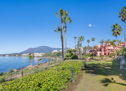 APARTAMENTO EN PLANTA BAJA CON TERRAZA PRIVADA EN ESTEPONA