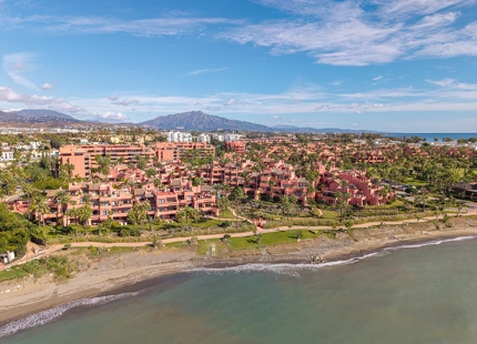 APARTAMENTO EN PLANTA BAJA CON TERRAZA PRIVADA EN ESTEPONA