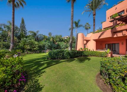 APARTAMENTO EN PLANTA BAJA CON TERRAZA PRIVADA EN ESTEPONA